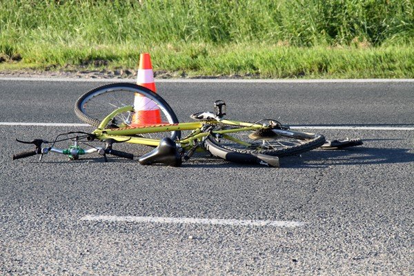 potracenie-na-rogatkach-rowerzysta-pod-koami-34213
