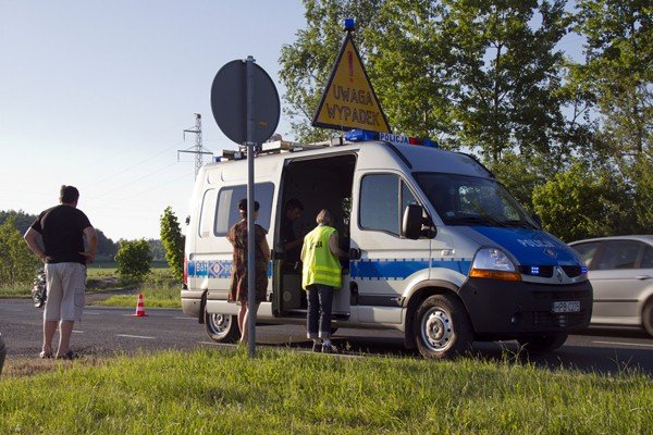 potracenie-na-rogatkach-rowerzysta-pod-koami-34213
