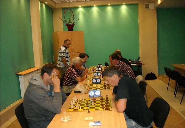 pracownicy-oswiaty-zagrali-w-szachy-34214