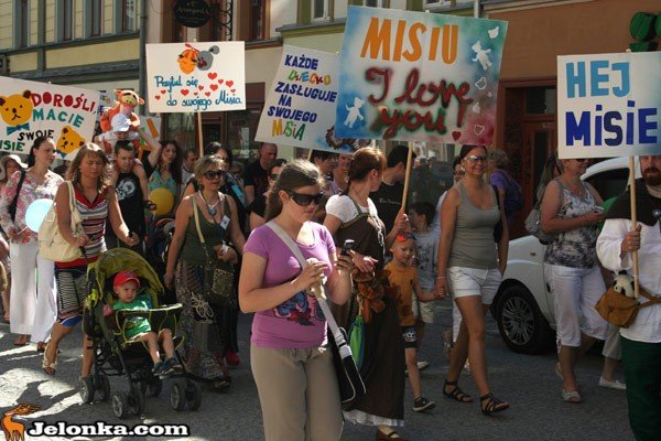 parada-misiow-przyciagnea-tumy-34233