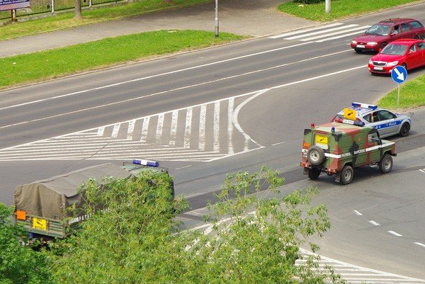 Konwój z niewybuchami opuszcza Jelenią Górę.