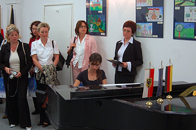 Wernisaż wystawy ubarwiła muzycznie Joanna Baszak. Po prawej – Bogusława Bogucka.