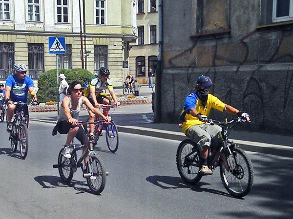 tumy-cyklistow-pojechay-w-xi-paradzie-rowerow-34334