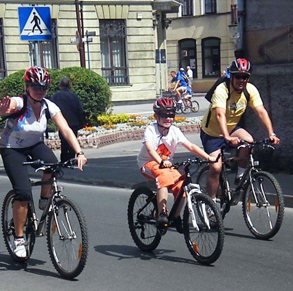 tumy-cyklistow-pojechay-w-xi-paradzie-rowerow-34334