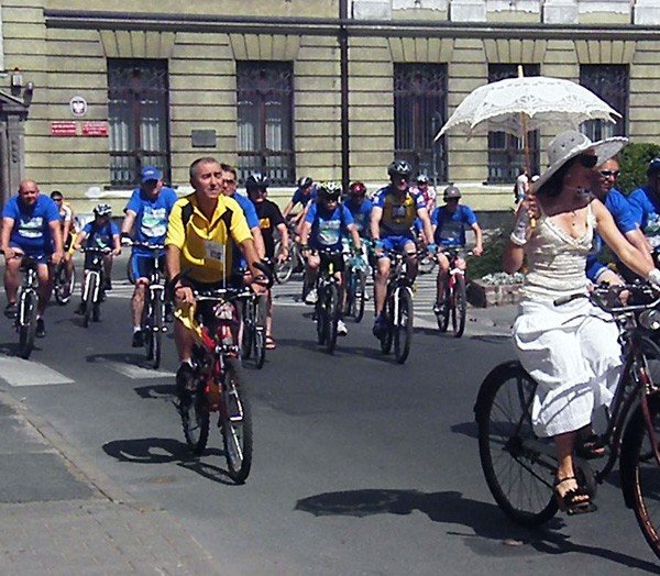 tumy-cyklistow-pojechay-w-xi-paradzie-rowerow-34334