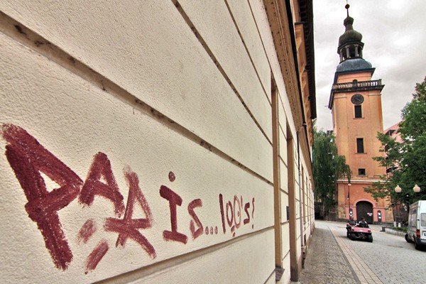 Centrum Cieplic wciąż oszpecone jest bohomazami na murach.