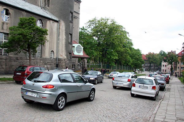 Dziedziniec placówki: dziś parking, kiedyś boisko.