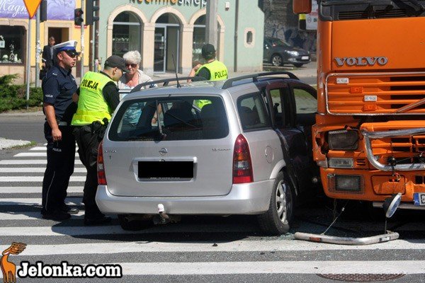 opel-zderzy-sie-w-ciezarowka-na-feralnym-skrzyzowaniu-34553