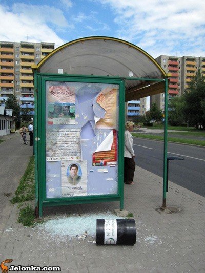zniszczyli-przystanek-mzk-34660