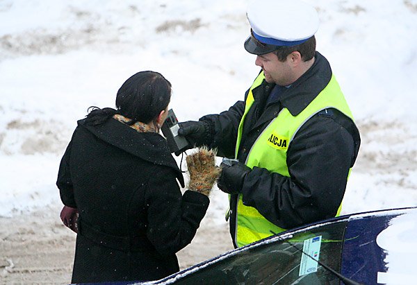 Policja podczas interwencji po stłuczce na rogu Klonowica i Okrzei.