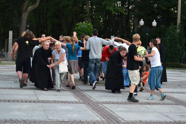 flashmob-zakonny-w-cieplicach-roztanczona-ewangelia-34738