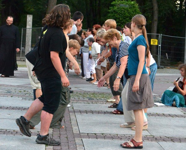 flashmob-zakonny-w-cieplicach-roztanczona-ewangelia-34738