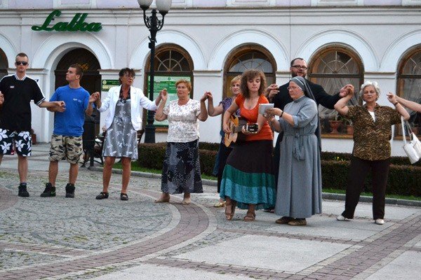 flashmob-zakonny-w-cieplicach-roztanczona-ewangelia-34738
