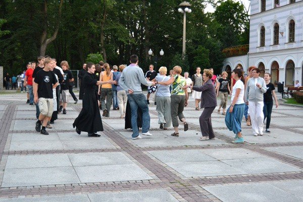 flashmob-zakonny-w-cieplicach-roztanczona-ewangelia-34738