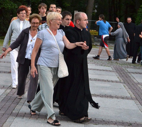 flashmob-zakonny-w-cieplicach-roztanczona-ewangelia-34738