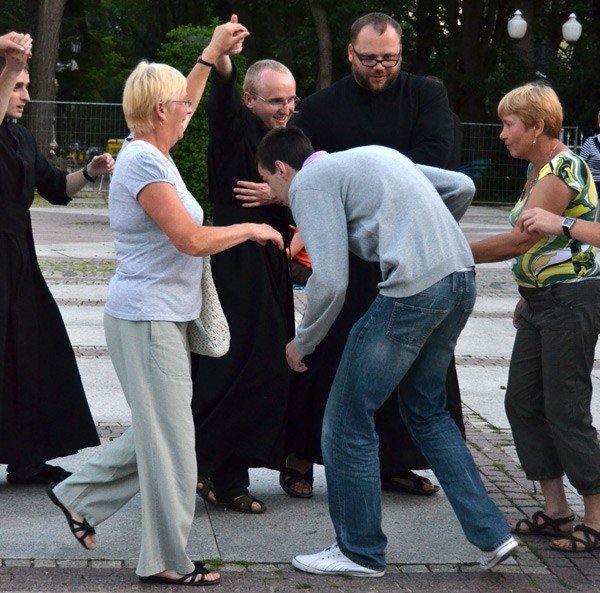 flashmob-zakonny-w-cieplicach-roztanczona-ewangelia-34738