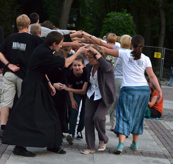 flashmob-zakonny-w-cieplicach-roztanczona-ewangelia-34738