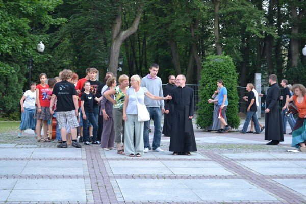 flashmob-zakonny-w-cieplicach-roztanczona-ewangelia-34738