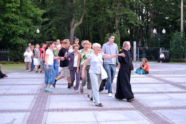 flashmob-zakonny-w-cieplicach-roztanczona-ewangelia-34738