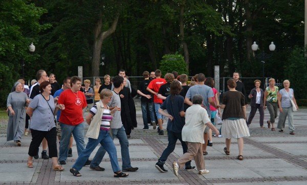 flashmob-zakonny-w-cieplicach-roztanczona-ewangelia-34738
