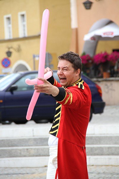 przygoda-ze-szkem-i-sztuka-na-placu-ratuszowym-34792