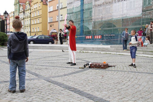 przygoda-ze-szkem-i-sztuka-na-placu-ratuszowym-34792