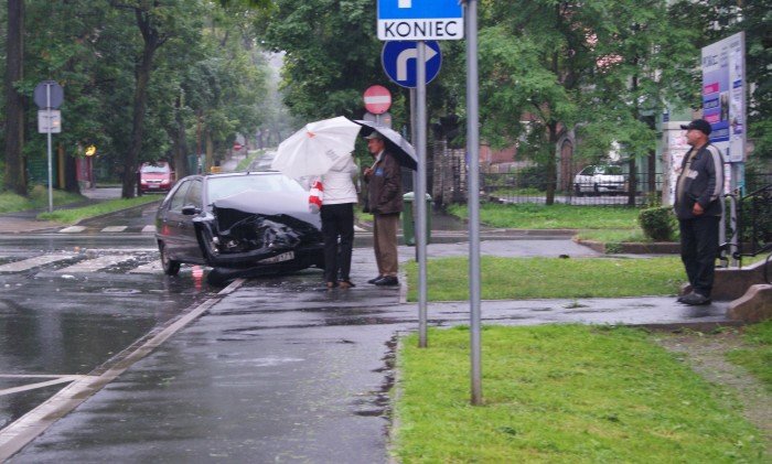 pogoda-nie-sprzyjaa-kierowcom-stuczki-w-deszczu-34817