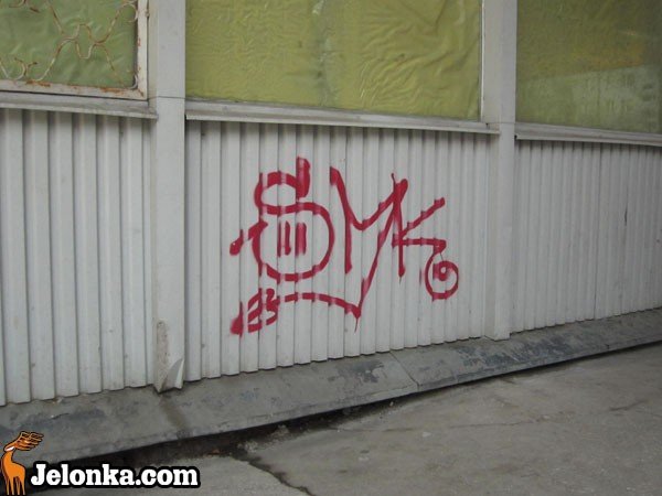 pobi-ochroniarza-i-pobazgra-sprejem-blokowiska-34849