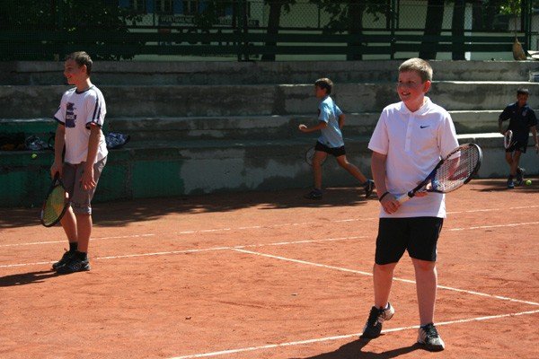lato-na-kortach-ucza-tenisa-za-darmo-34875