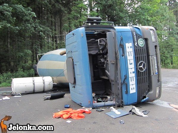 betoniarka-w-opaach-droga-zablokowana-34886