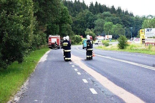 dachowanie-i-wypadek-motocyklowy-w-siedlecinie-wskutek-rozlanego-oleju-34912