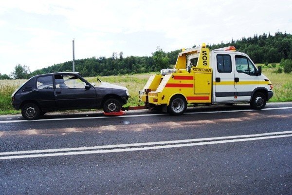 dachowanie-i-wypadek-motocyklowy-w-siedlecinie-wskutek-rozlanego-oleju-34912