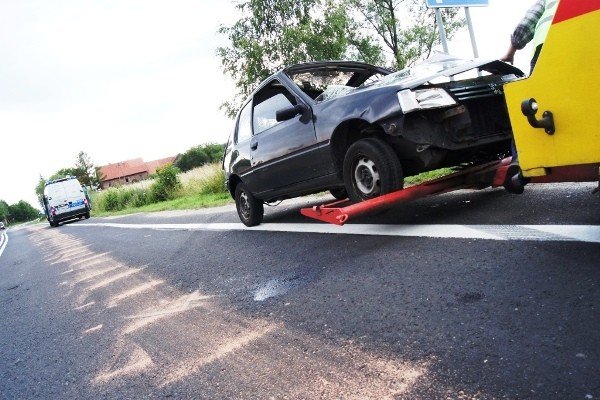 dachowanie-i-wypadek-motocyklowy-w-siedlecinie-wskutek-rozlanego-oleju-34912