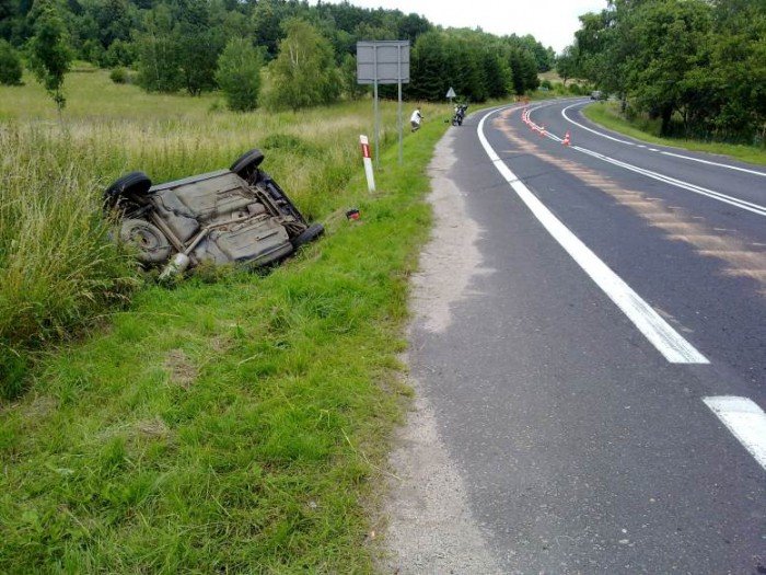 dachowanie-i-wypadek-motocyklowy-w-siedlecinie-wskutek-rozlanego-oleju-34912