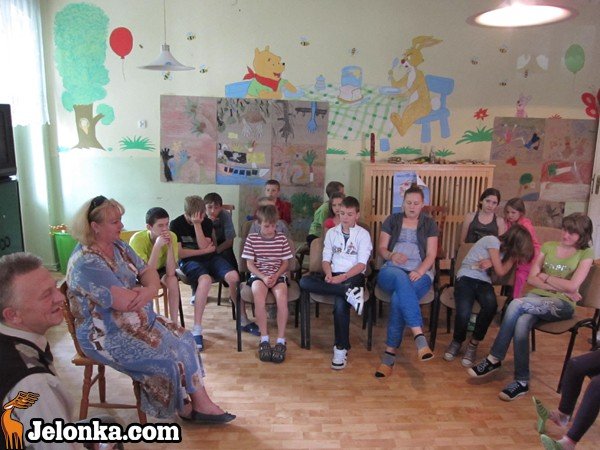 ryszard-kieek-czyta-dzieciom-w-likwidowanej-magosi-po-raz-ostatni-34915