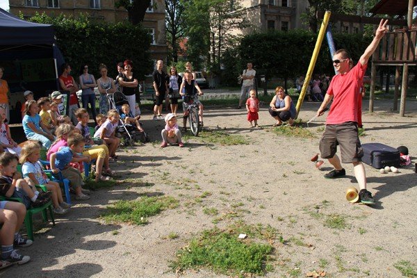 skok-w-blok-ucieczka-w-swiat-sztuki-i-teatru-34965