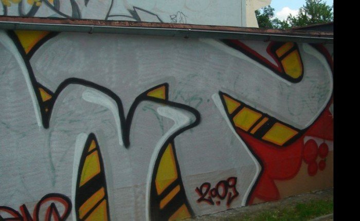 ochroniarz-bazgroli-farba-po-murach-zamiast-pilnowac-niszczy-34987