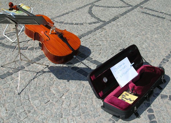 Młode instrumentalistki nie chciały pokazać swoich twarzy, ale liczą na wsparcie jeleniogórzan i turystów.