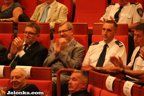 po-swiecie-policji-stu-policjantow-nagrodzonych-i-odznaczonych-35252