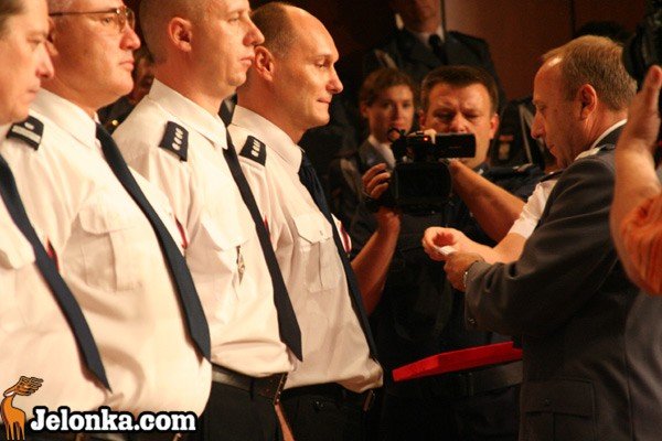po-swiecie-policji-stu-policjantow-nagrodzonych-i-odznaczonych-35252