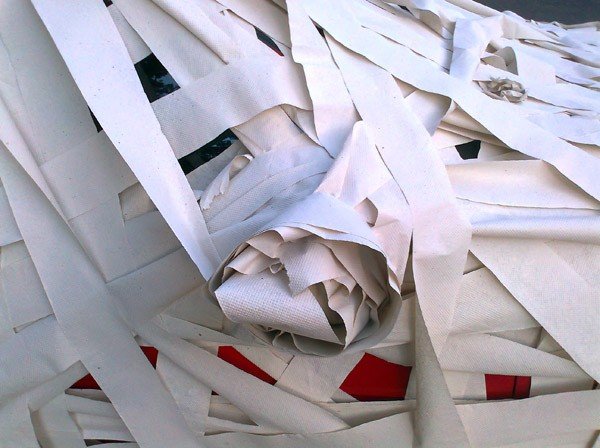 opakowali-auto-w-papier-toaletowy-35259