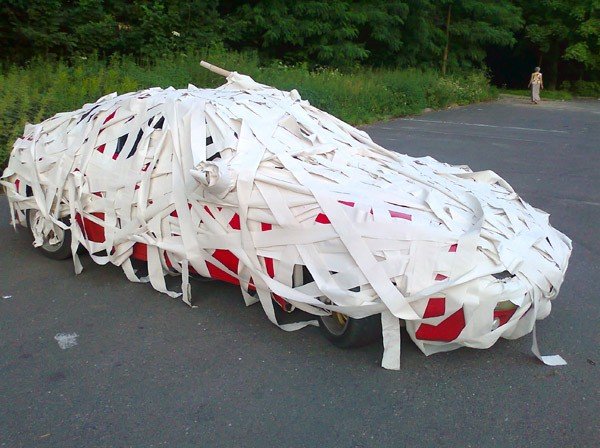 opakowali-auto-w-papier-toaletowy-35259