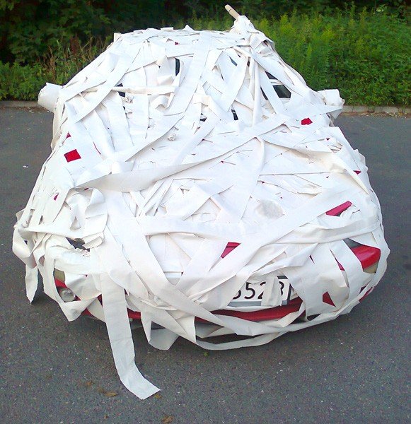 opakowali-auto-w-papier-toaletowy-35259