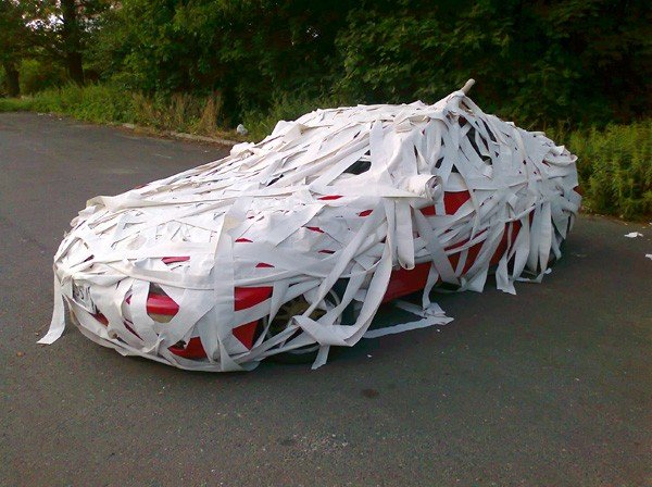 opakowali-auto-w-papier-toaletowy-35259