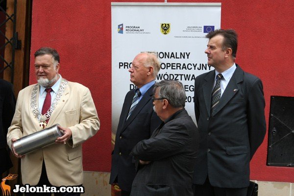 kapsua-na-wiezy-zamkowej-przesanie-potomnym-35295