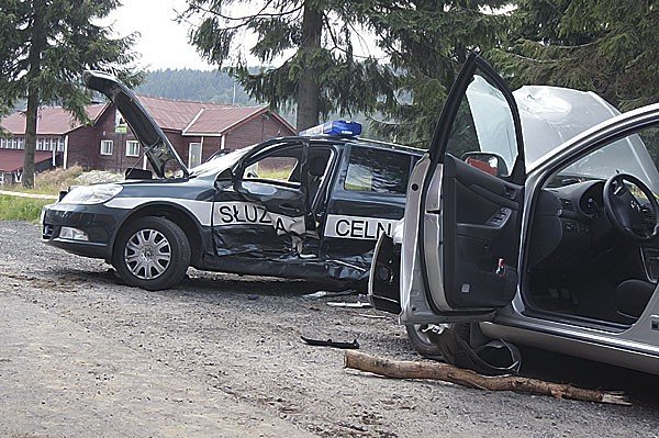 wypadek-w-jakuszycach-funkcjonariusze-s-c-w-ciezkim-stanie-35340