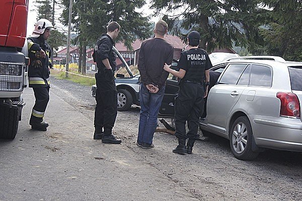 wypadek-w-jakuszycach-funkcjonariusze-s-c-w-ciezkim-stanie-35340