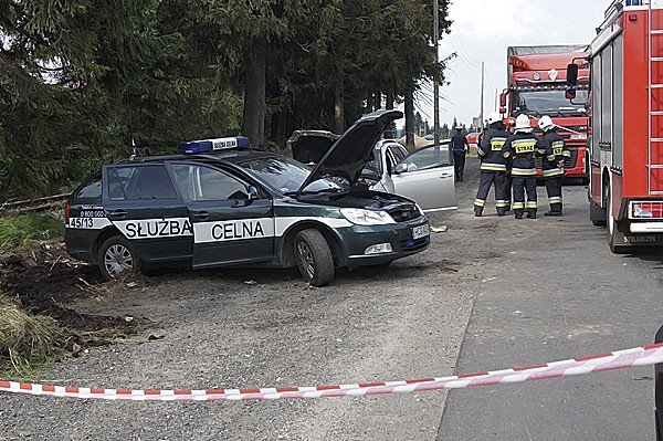 wypadek-w-jakuszycach-funkcjonariusze-s-c-w-ciezkim-stanie-35340