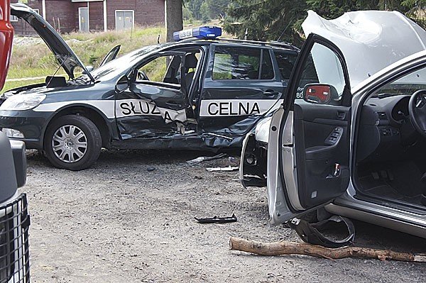 wypadek-w-jakuszycach-funkcjonariusze-s-c-w-ciezkim-stanie-35340