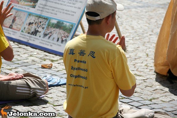 gos-protestu-przeciwko-przemocy-w-chinach-na-placu-ratuszowym-35362